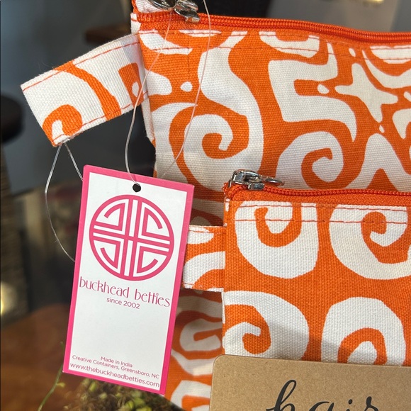 Buckhead Betties Orange/White Cosmetic Bag Set with Hair Care & Accessories NWT - Picture 9 of 9